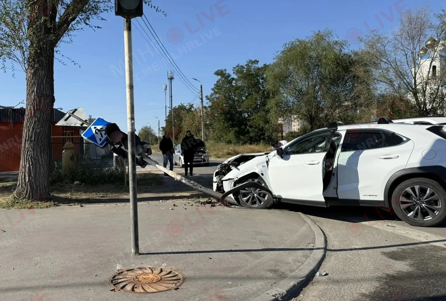 🤯 Две легковушки столкнулись и снесли светофор напротив Атриума в Луганске.