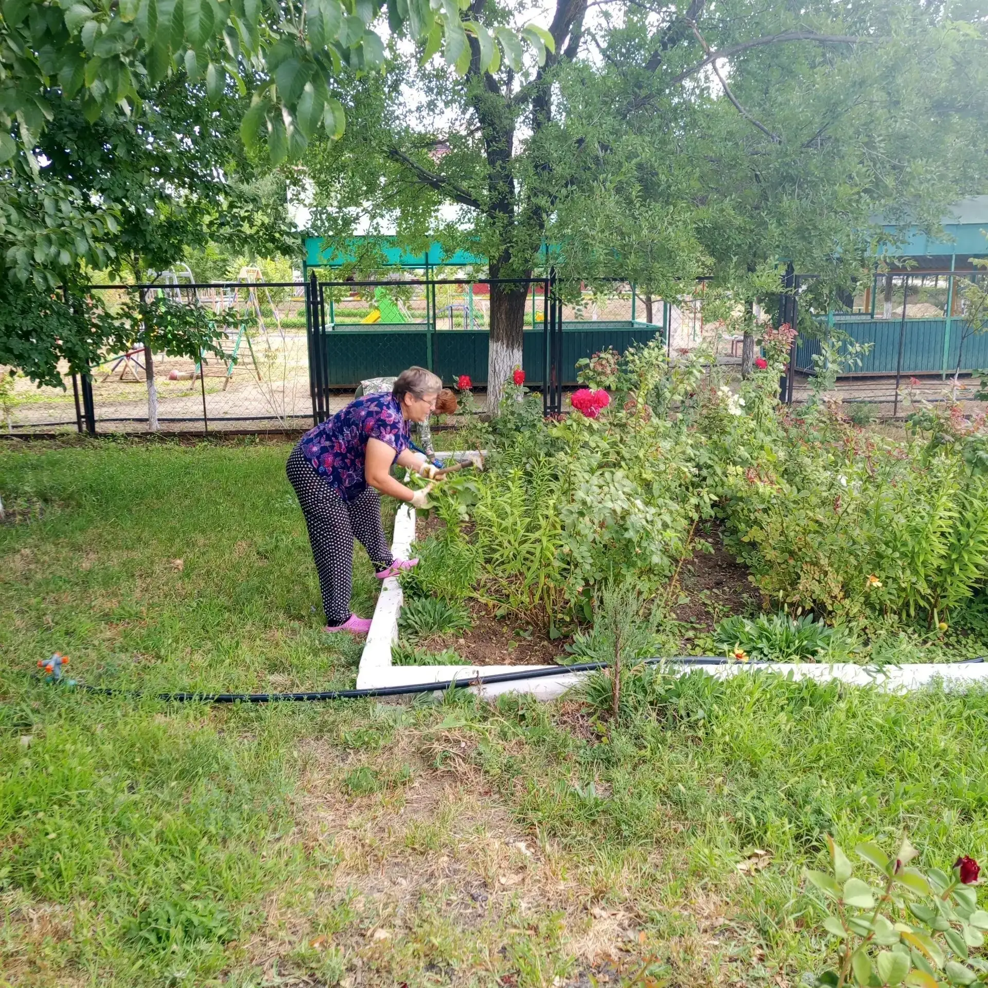 🌸 «Красота своими руками»: субботник на территории школы перед 1 сентября 🌸