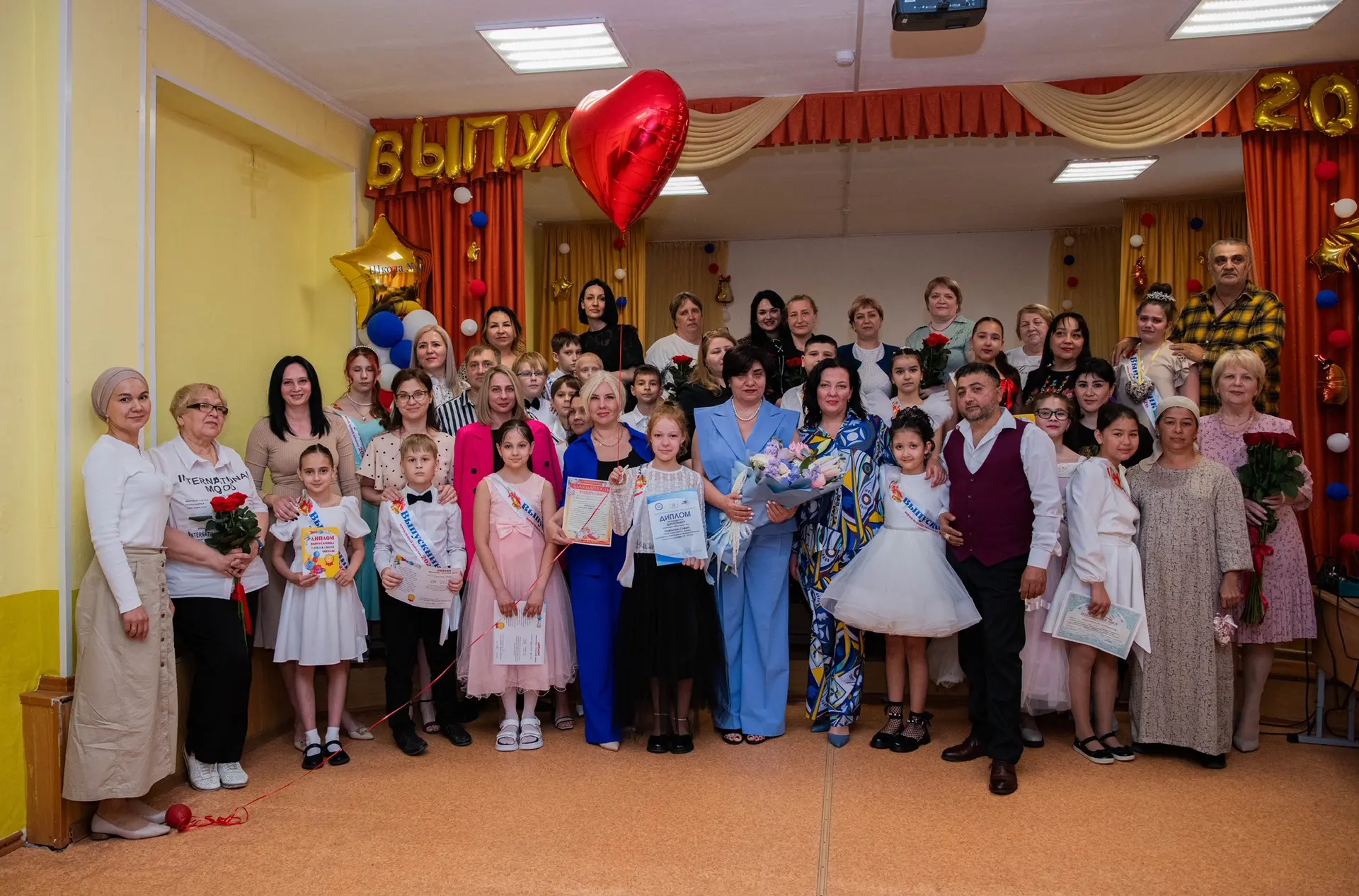 Вот и пролетели четыре года начальной школы, оставив позади море воспоминаний и ярких моментов! ✨ В 