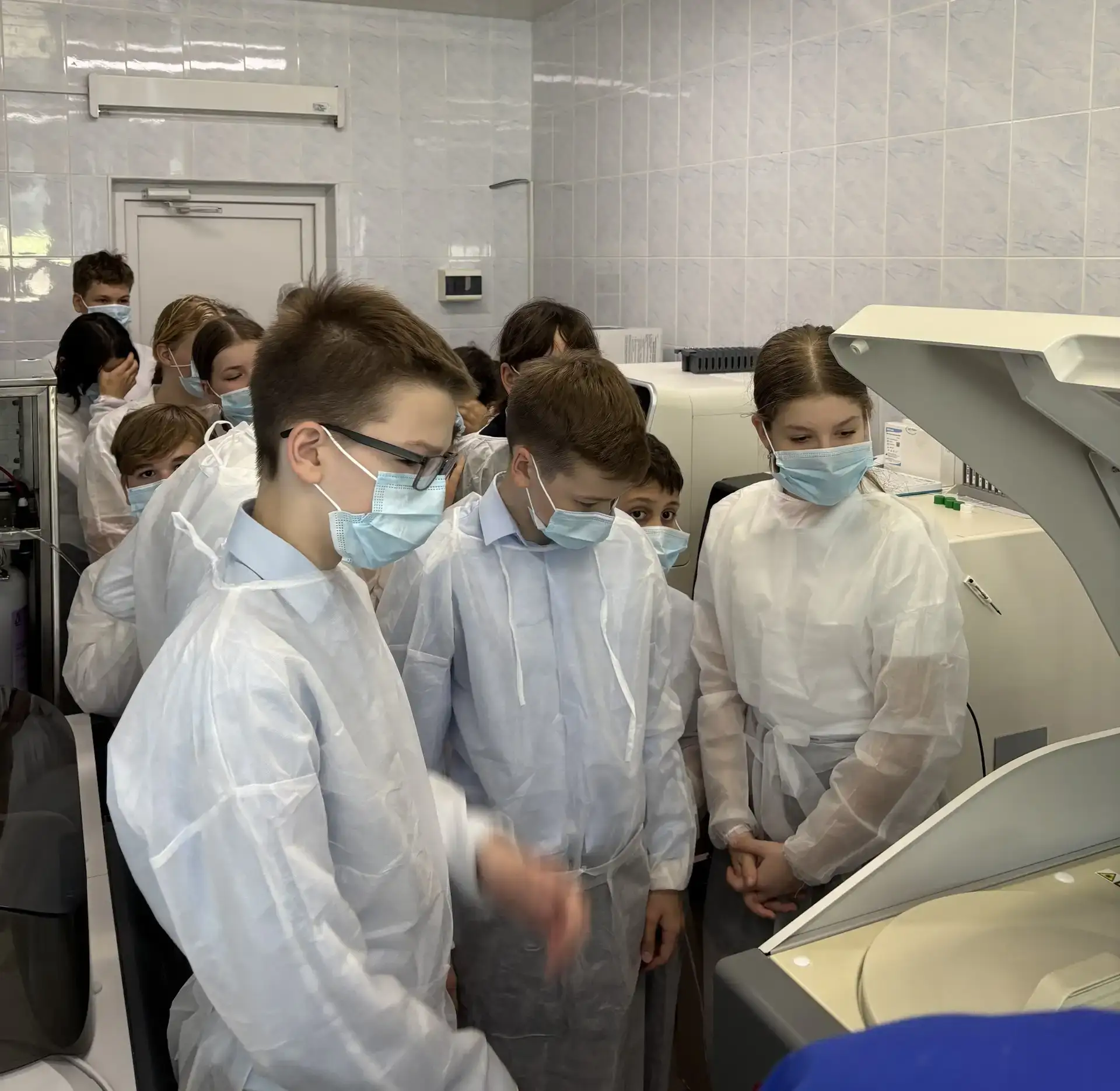 Учащимся гимназии № 1 показали работу специалистов Областного клинического центра специ...