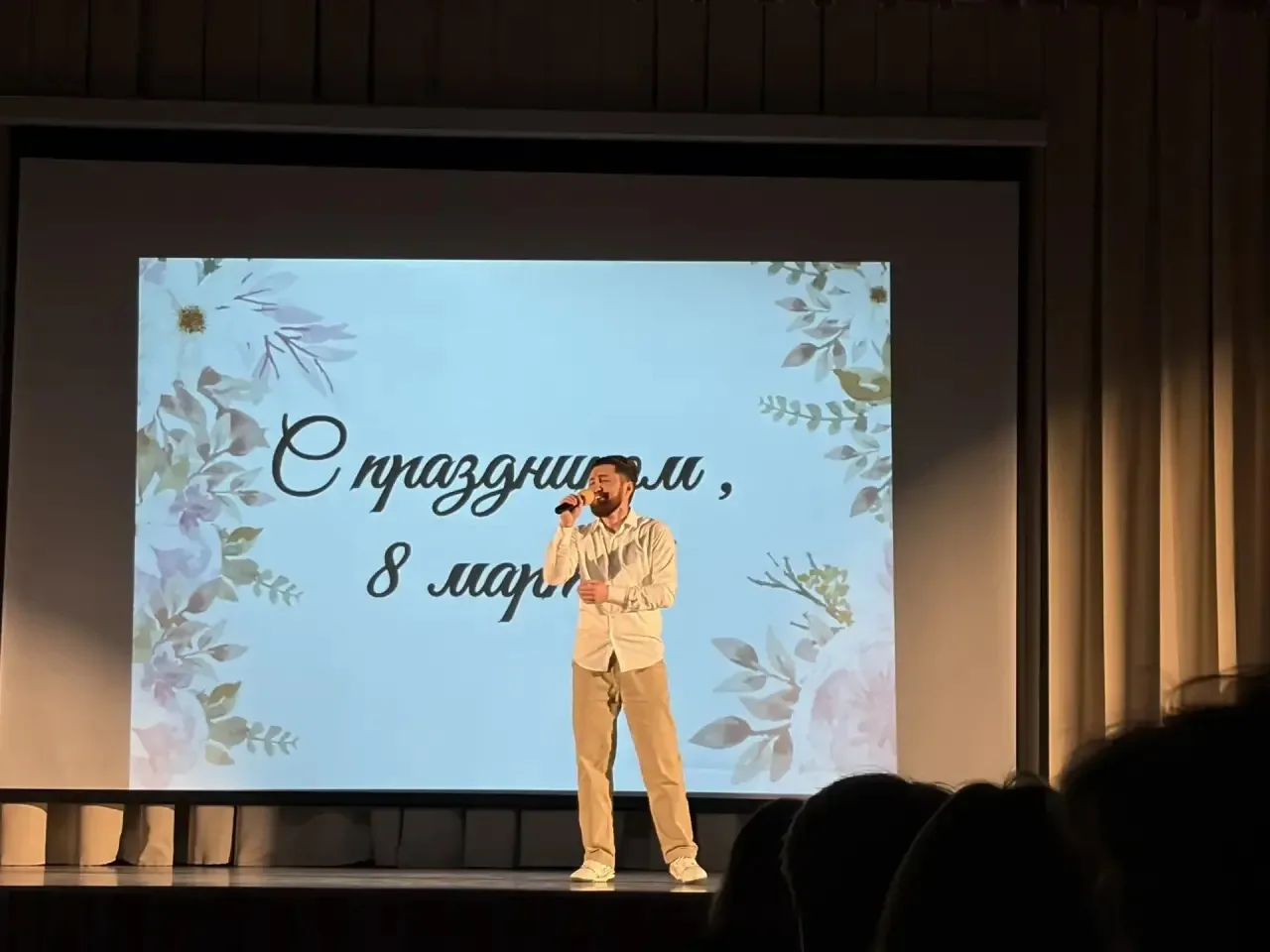 💐🌷Весенний праздник благодарности и красоты!   Сегодня наша школа превратилась в настоящий дворец пр