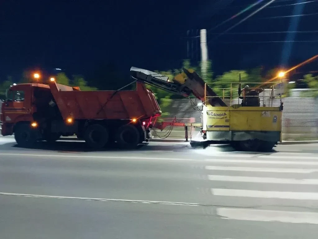 🧹 Очистку дорог, тротуаров и остановок проводят во всех районах Иркутска.

– Подметально-уборочные 