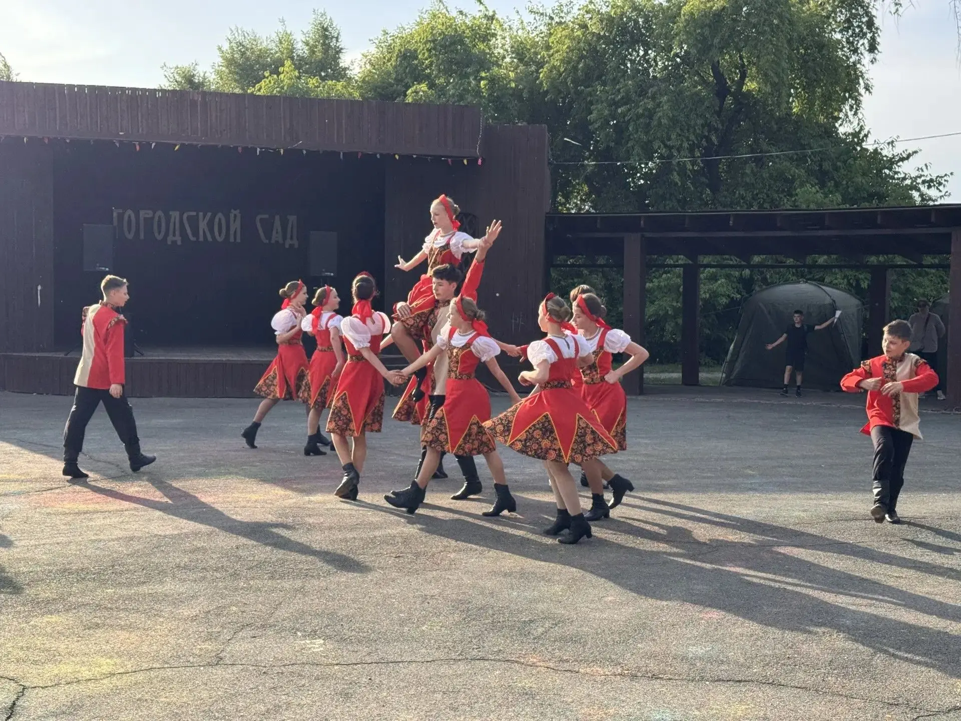 💃 Летние вечера в Городском саду (парк им. А. Борисова) открылись ярко!