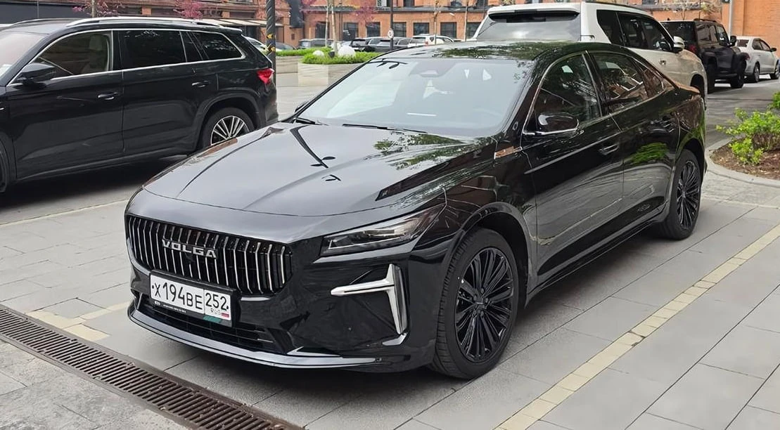Седан Volga C50 и кроссовер Volga K50 на улицах Москвы  Фото: телеграм-канал «Автопоток»  @autonews_