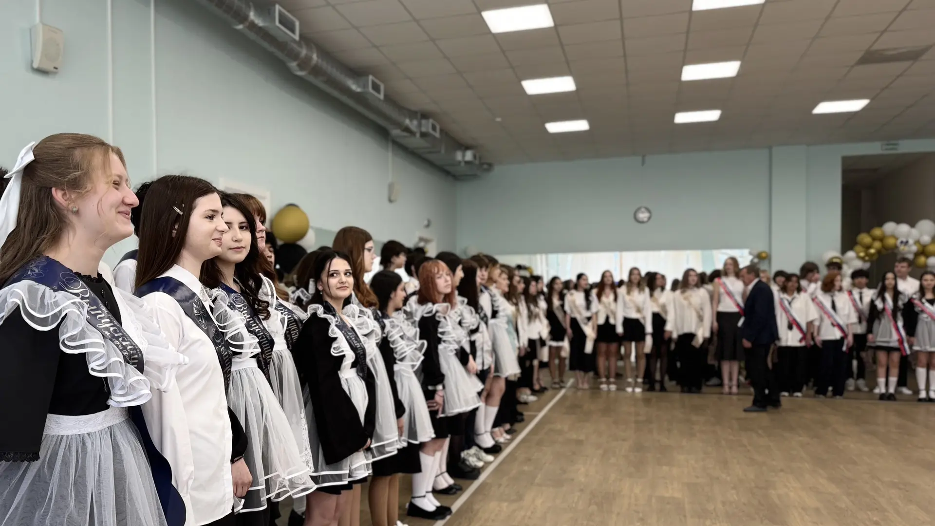 ТОРЖЕСТВЕННАЯ ЛИНЕЙКА 9 КЛАССОВ В ТРЕТЬЕМ КОРПУСЕ — ТОРЖЕСТВО ЕДИНСТВА И НАДЕЖД ✨🎓  Вчера в третьем 