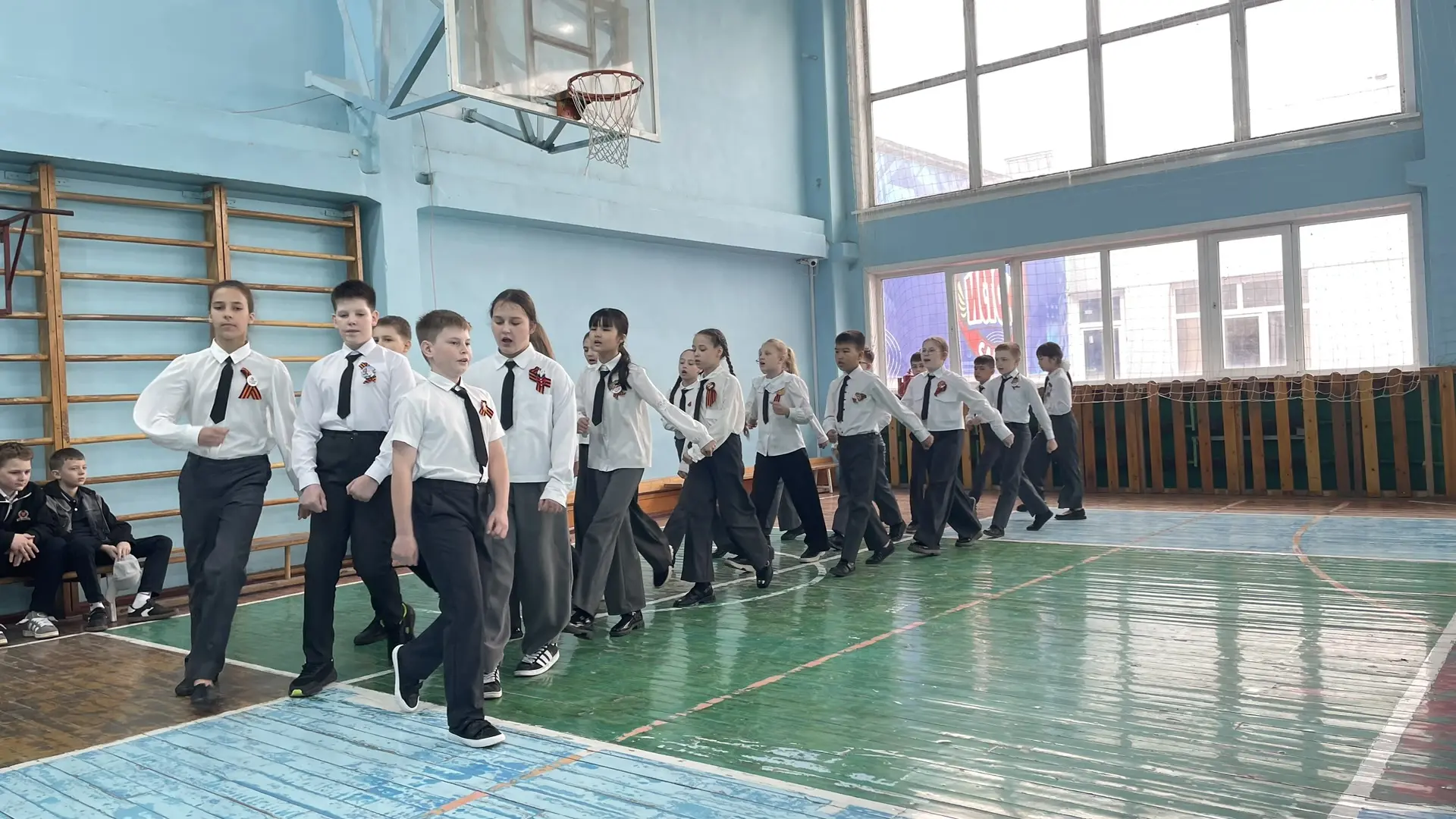 🎊Смотр строя и песни «Аты-баты» в 4 классах🎊  Дорогие ученик , учителя и родители!  Сегодня в нашей 
