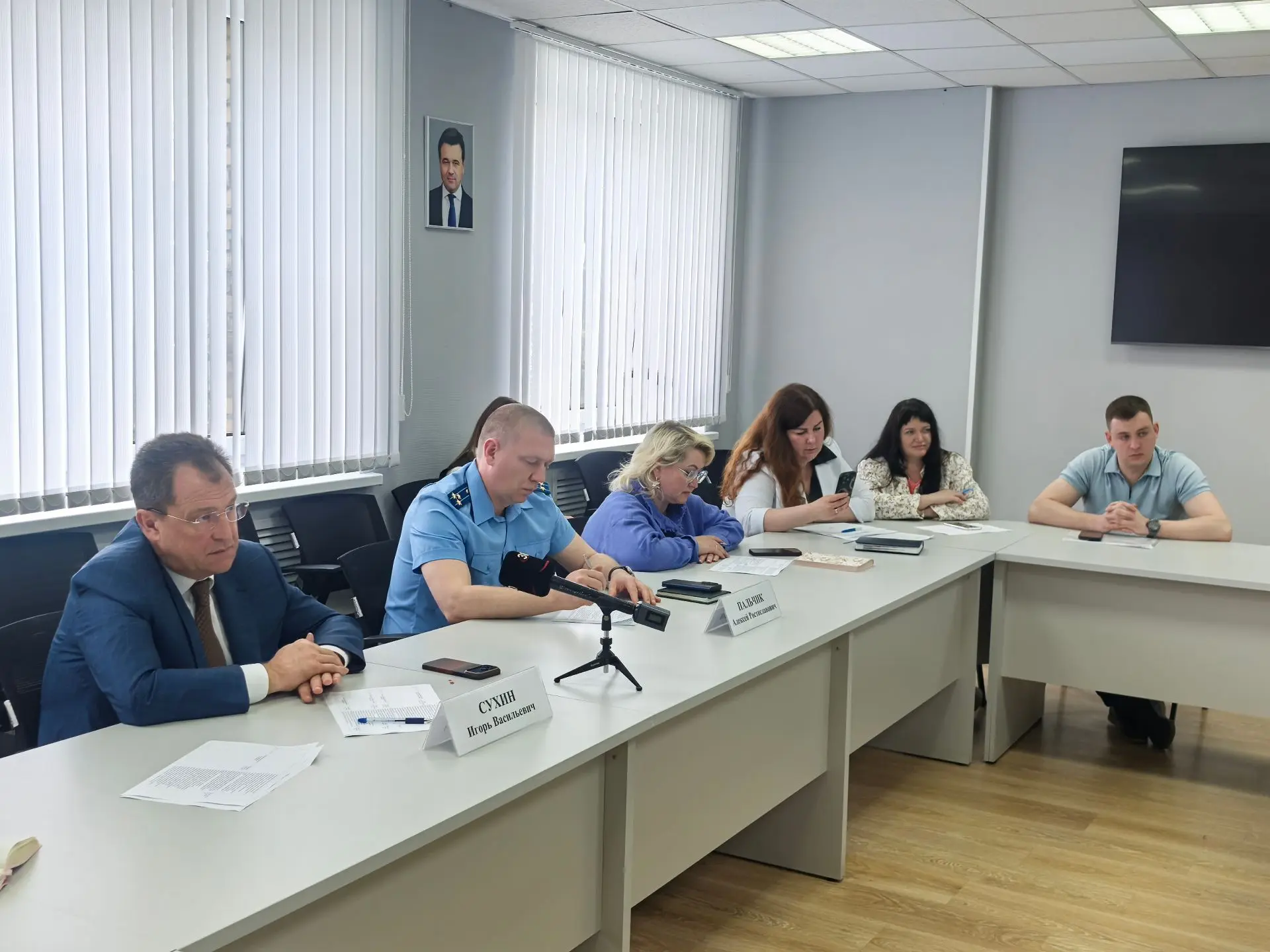 Провел приём граждан в местной приёмной партии «Единая Россия». Традиционно вопросы кас...