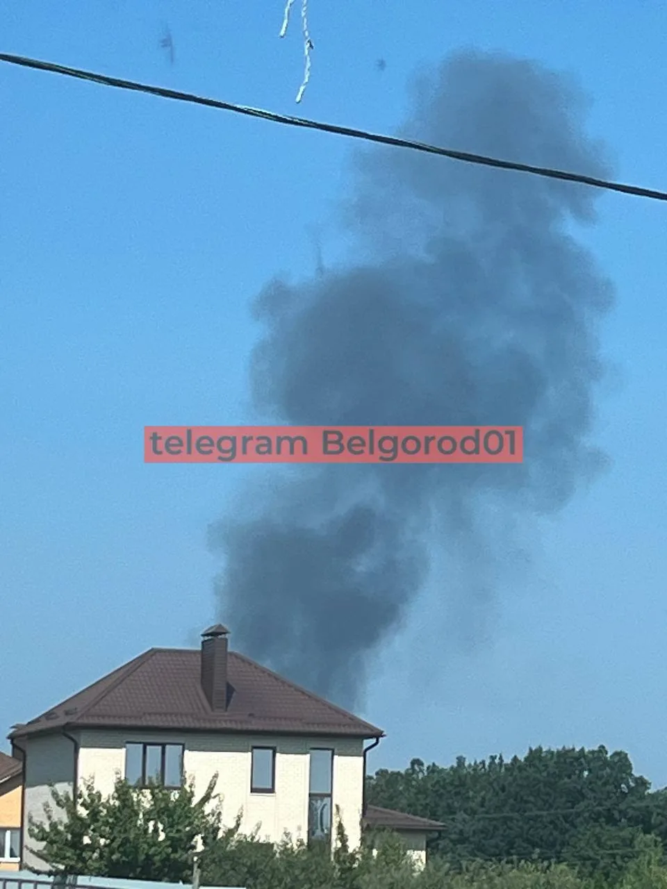 ❗️На видео — горящий после взрыва беспилотника дом в Майском. Власти о последствиях ата...