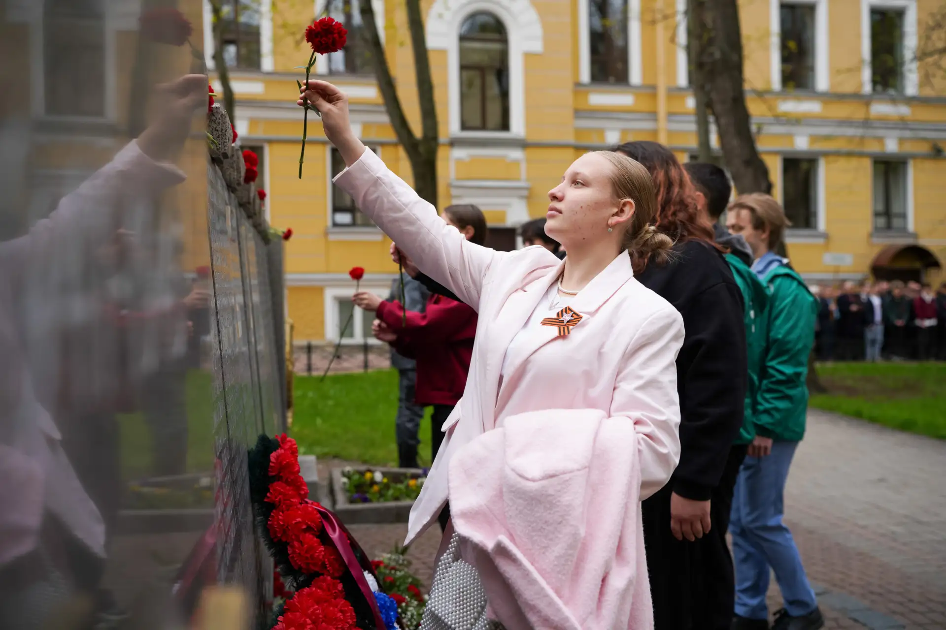 ⚡ В Мемориальном сквере вуза прошла церемония возложения цветов к памятнику профессорам и студентам,
