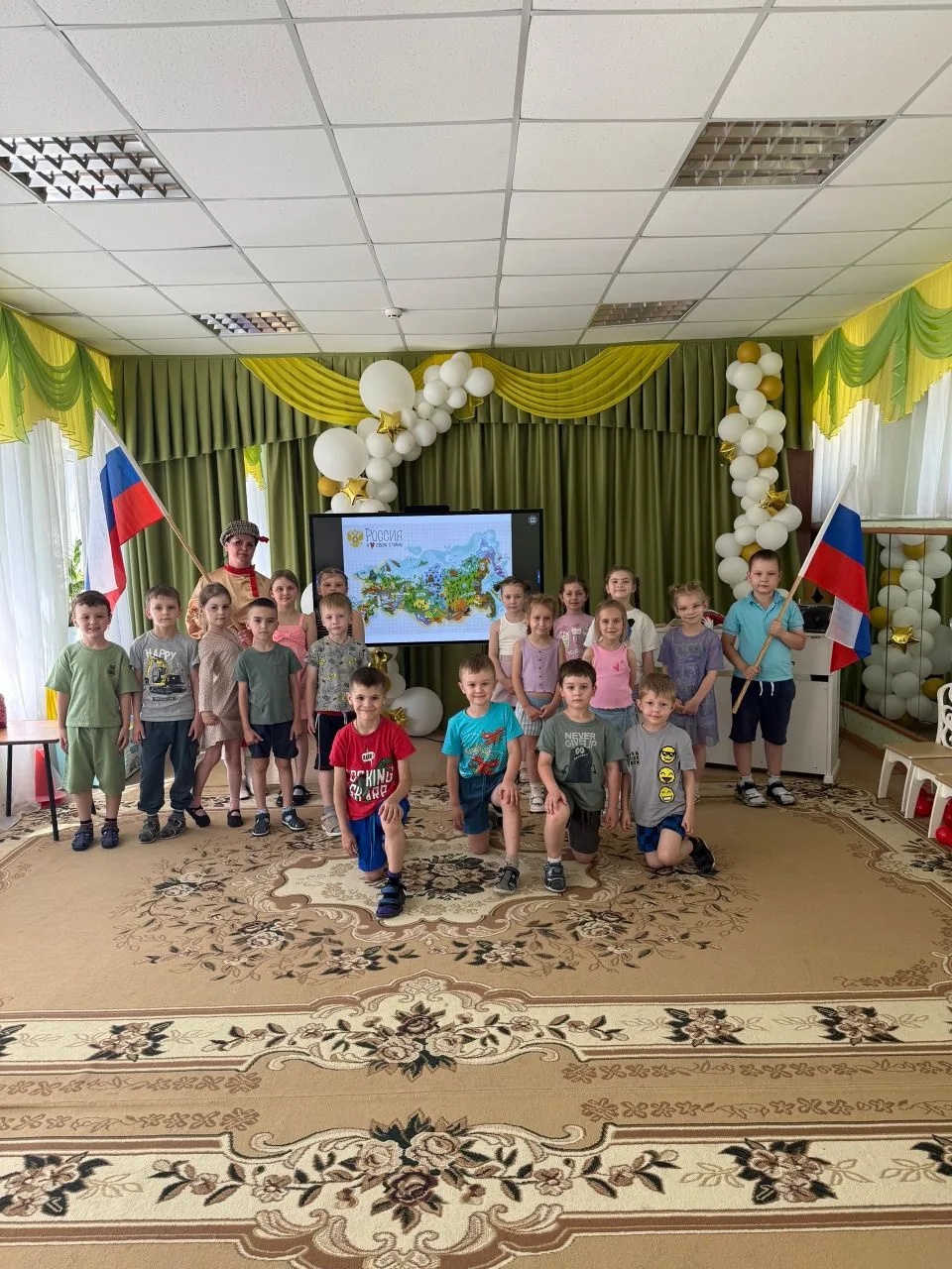 🇷🇺🎉 Праздник ко Дню России в нашем детском саду! 🎉🇷🇺

12 июня в нашей стране отмечается День Р