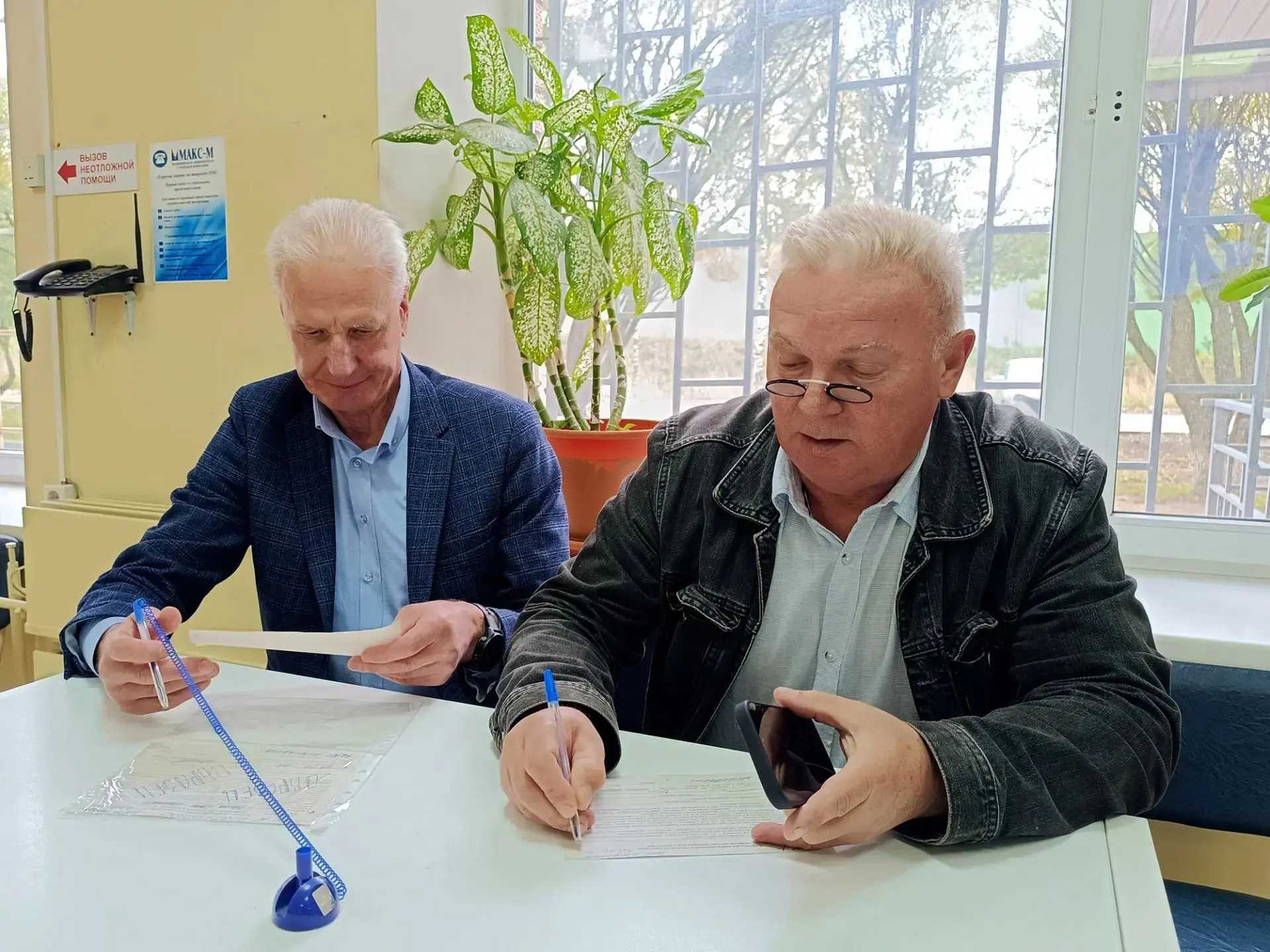 💉 Спикер Законодательного Собрания Александр КОТОВ и вице-спикер Игорь ДИТРИХ сделали ...