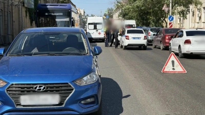 🚨 В центре Астрахани машина сбила двоих детей