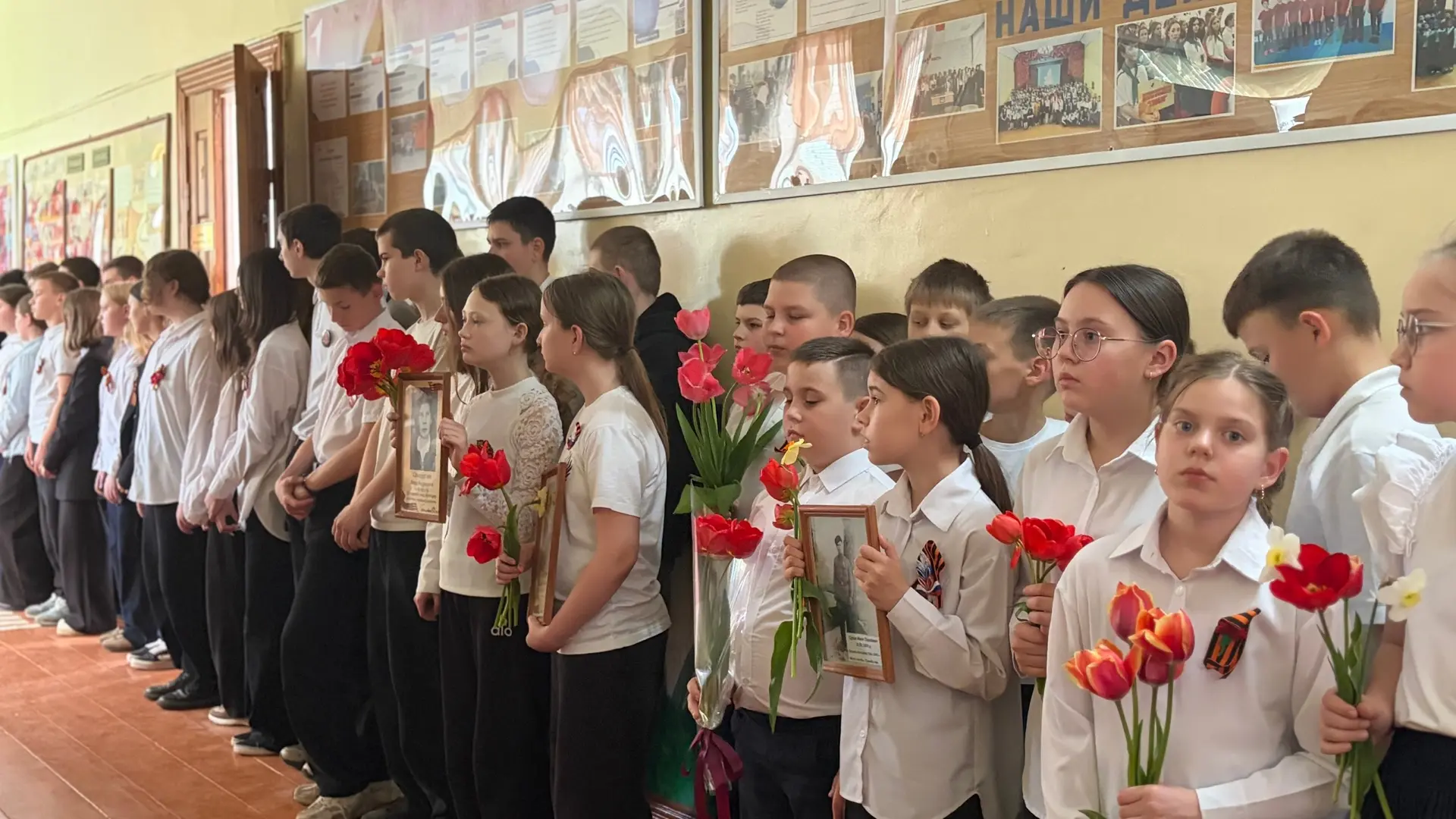 В нашей школе прошёл фестиваль «Песни Победы»! 🎉  Торжественное мероприятие началось с линейки, на к
