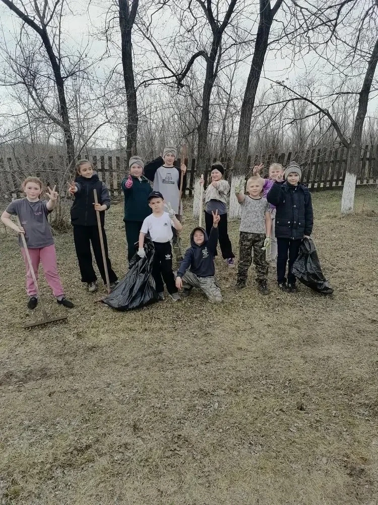 🌸 В преддверии праздника Весны и Труда учащиеся нашей школы провели совместную уборку ...