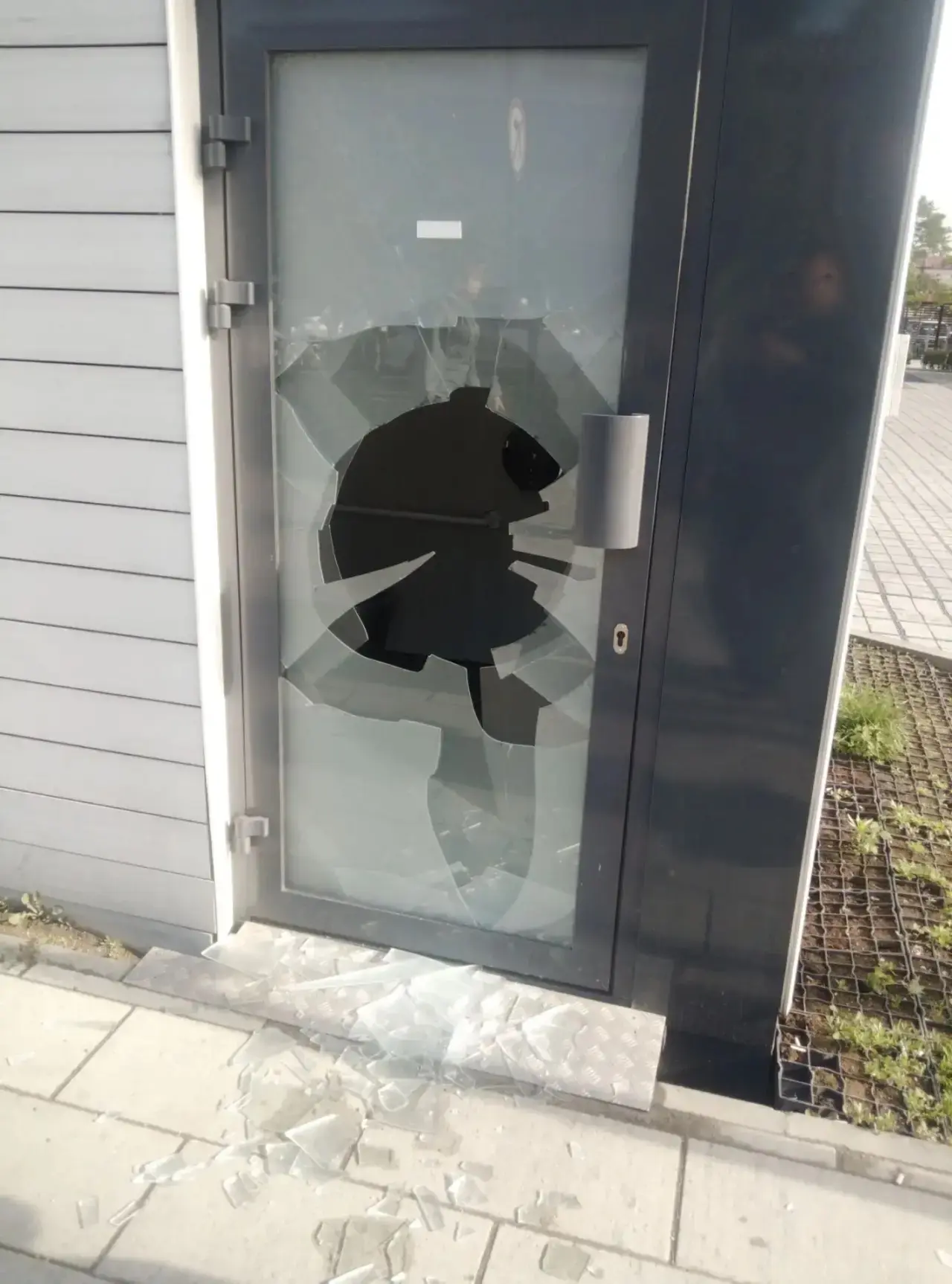 Сегодня ночью вандалы разбили туалетные модули на привокзальной площади

Временно они не работают.


