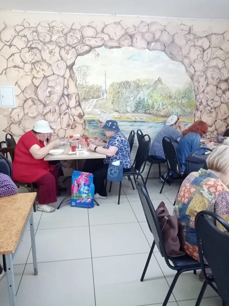 Угостите пожилых людей горячими обедами! 

Варить борщ на одного — сложно, да и продуктов нужно мног