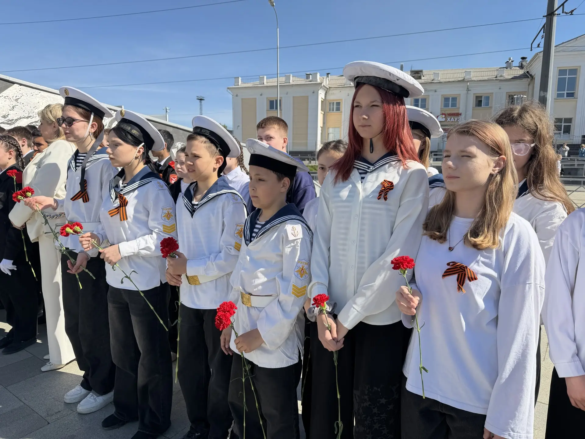 💫На площади Трудовой Доблести в этот светлый и грустный день собрались десятки сердец, бьющихся в т