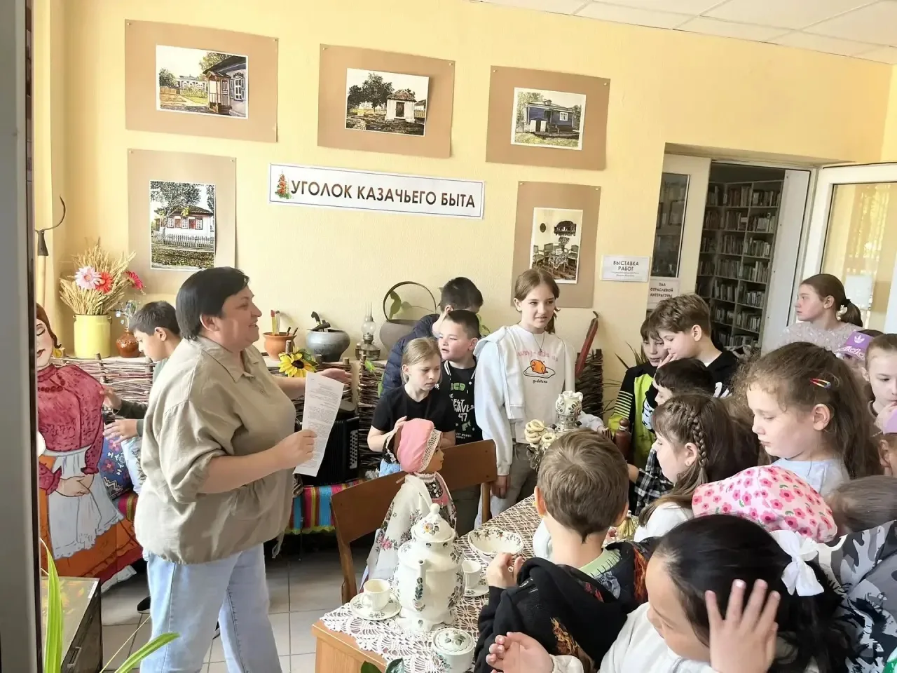 Вау, какой насыщенный день у нашего школьного лагеря! 😍
Мы отправились в Краеведческий библиотечно‑