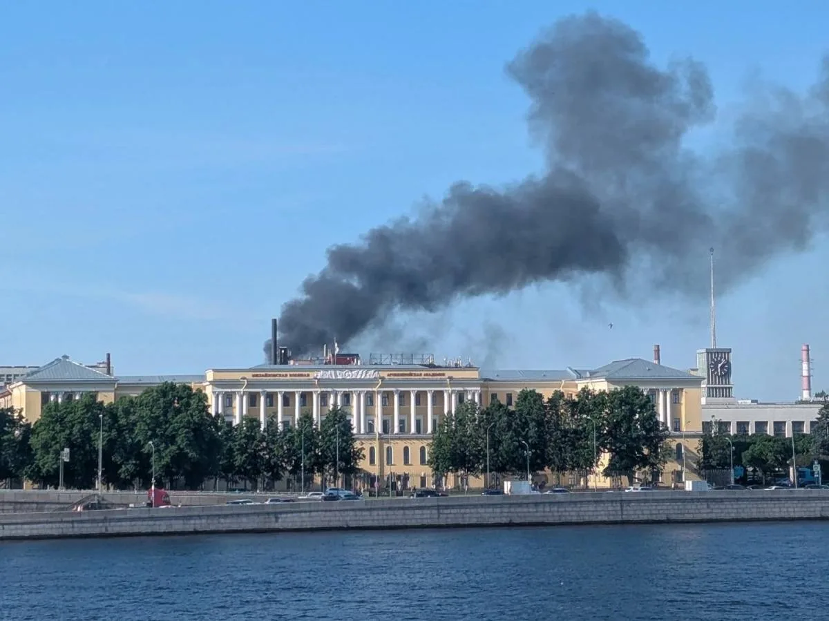 ⚡Возле Финляндского вокзала в Санкт-Петербурге тушат сильный пожар. На место происшествия прибывают 