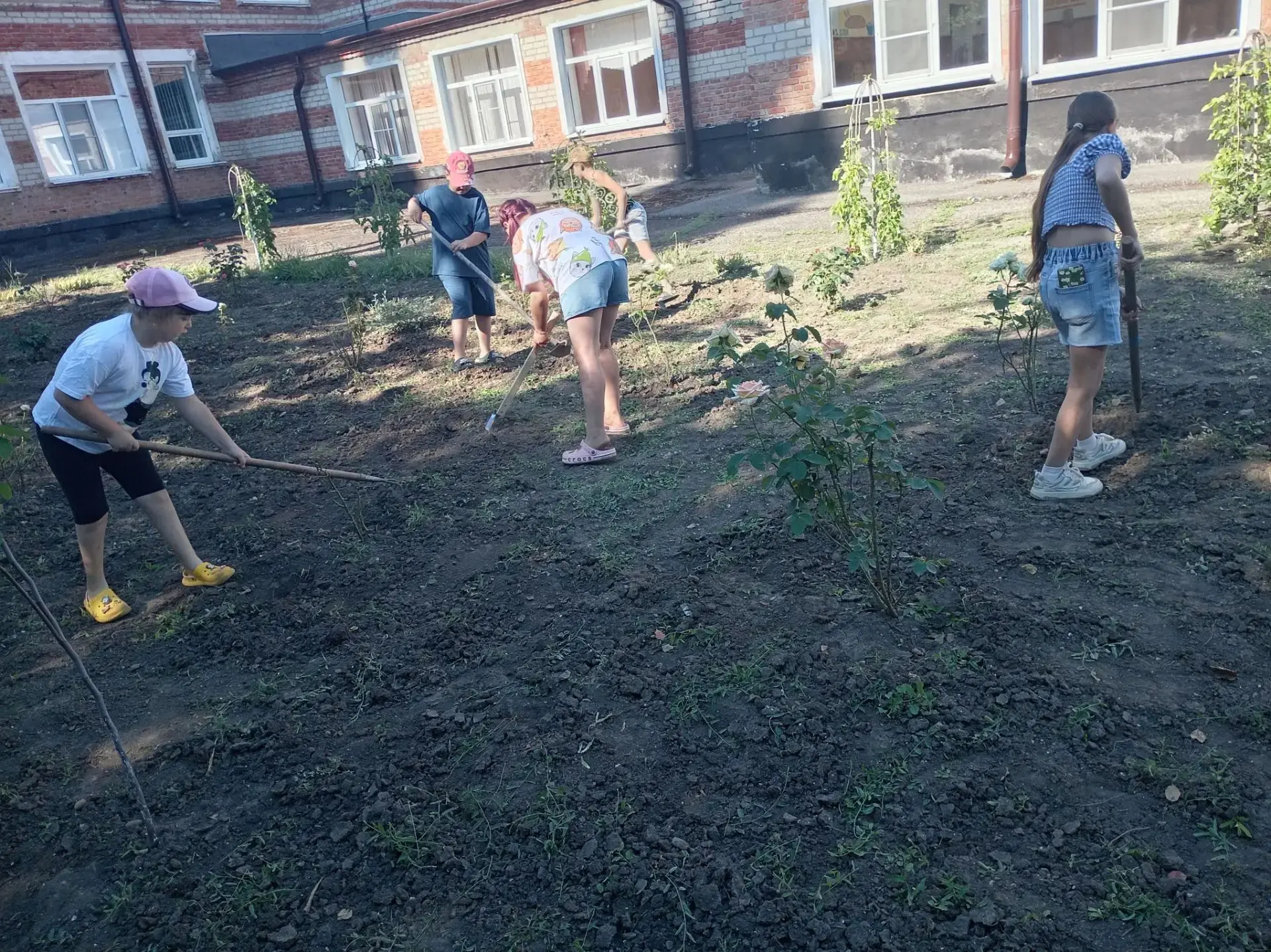 Лето — время дел и отдыха! ☀️

 Пока одни ребята преображают школьные клумбы и территорию во время т