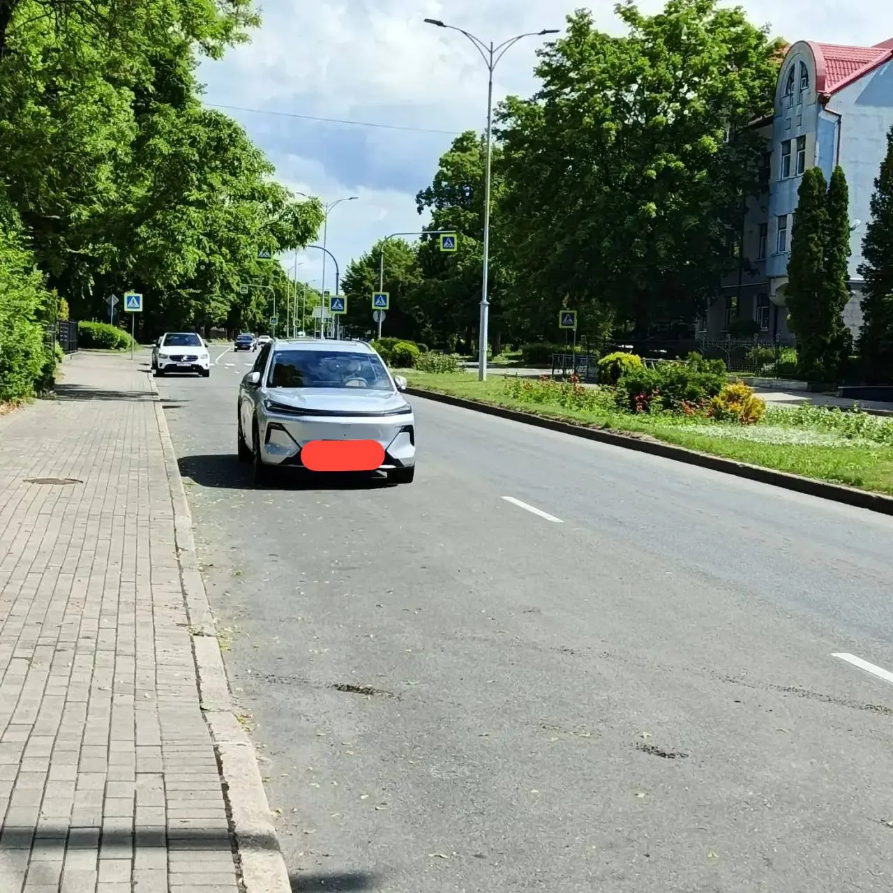 Улица Кутузова, парковка по центру дороги и так стоял больше суток😡