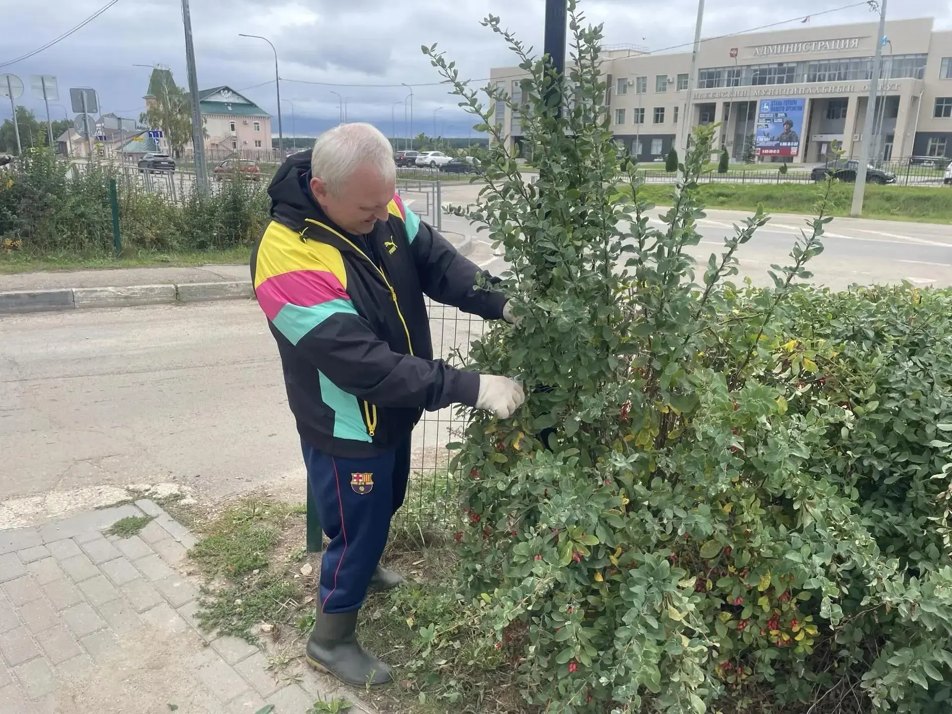 Ежедневно поддерживать порядок на улицах родного села стремятся сотрудники администраци...