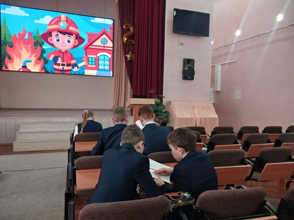 🚨 В ГОСТЯХ У «ОГНЕБОРЦЕВ»: ПОЖАРНАЯ ГРАМОТА В ИГРОВОМ ФОРМАТЕ 🔥  В нашей школе прошло очередное заня