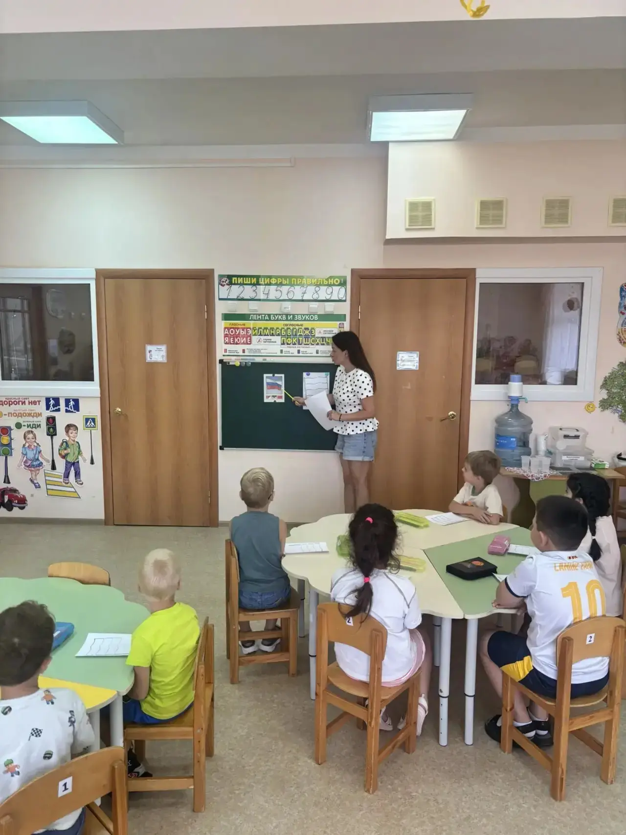 Сегодня в подготовительной группе «Лучики», день был посвящен флагу России. 🇷🇺 Ежегод...