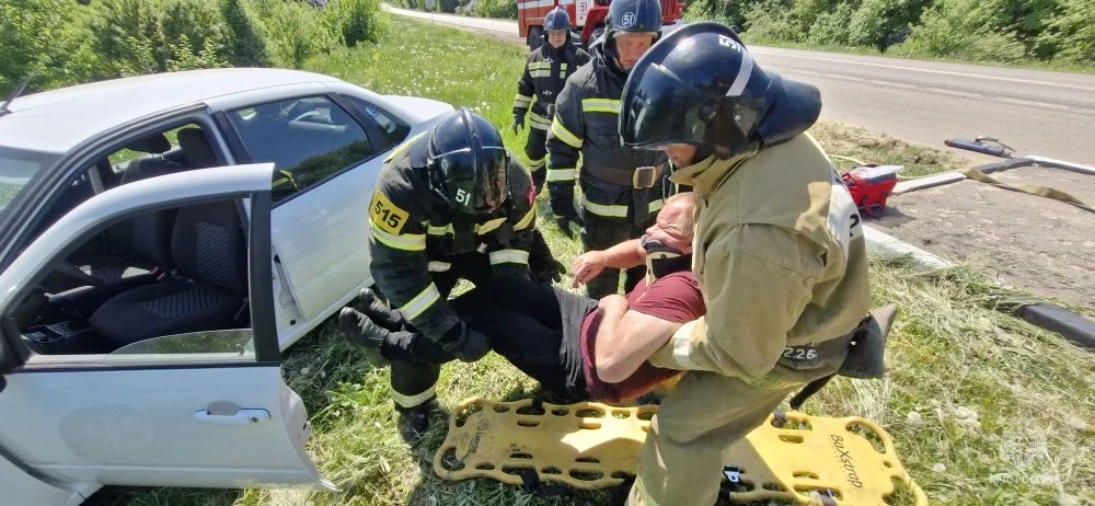 🚘Спасатели провели тренировку по ликвидации последствий ДТП в Куркинском районе  В целях повышения э