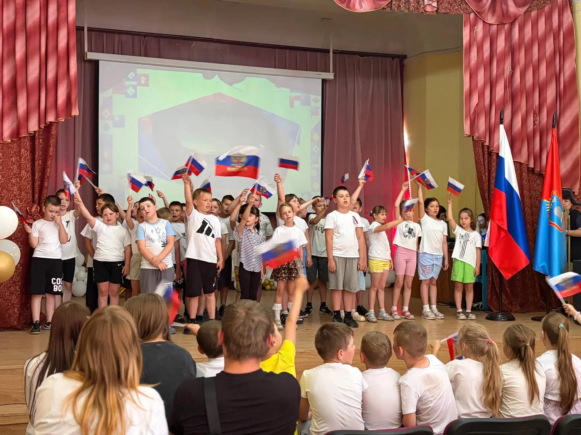 В пришкольном лагере отметили День России.