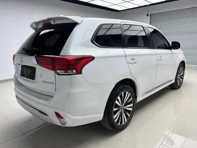 🌟Mitsubishi Outlander — среднеразмерный кроссовер, выпускаемый японской корпорацией Mitsubishi с 200