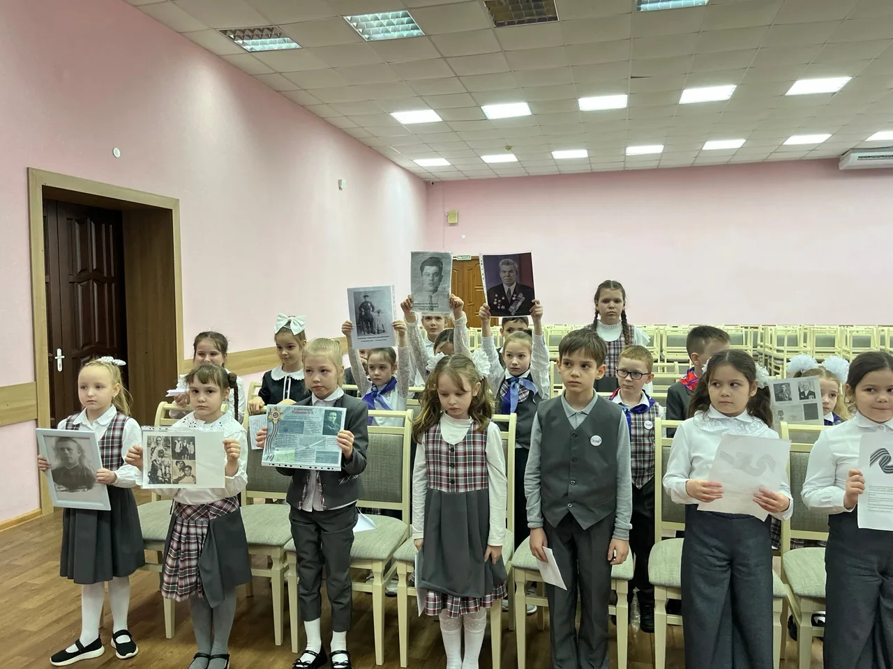 📘 В гимназии 10 стартовала акция «Семейная книга памяти»! 📘  Наши маленькие ученики из начальных кла