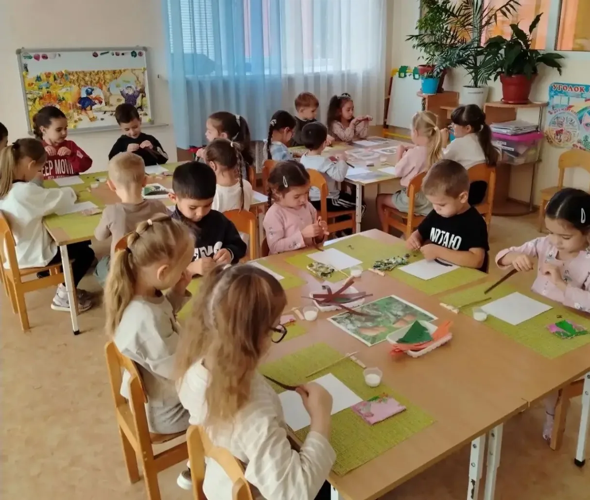 Добрый день ! Коротко о главном: сегодня в старшей группе №2 мы рвали и клеили!