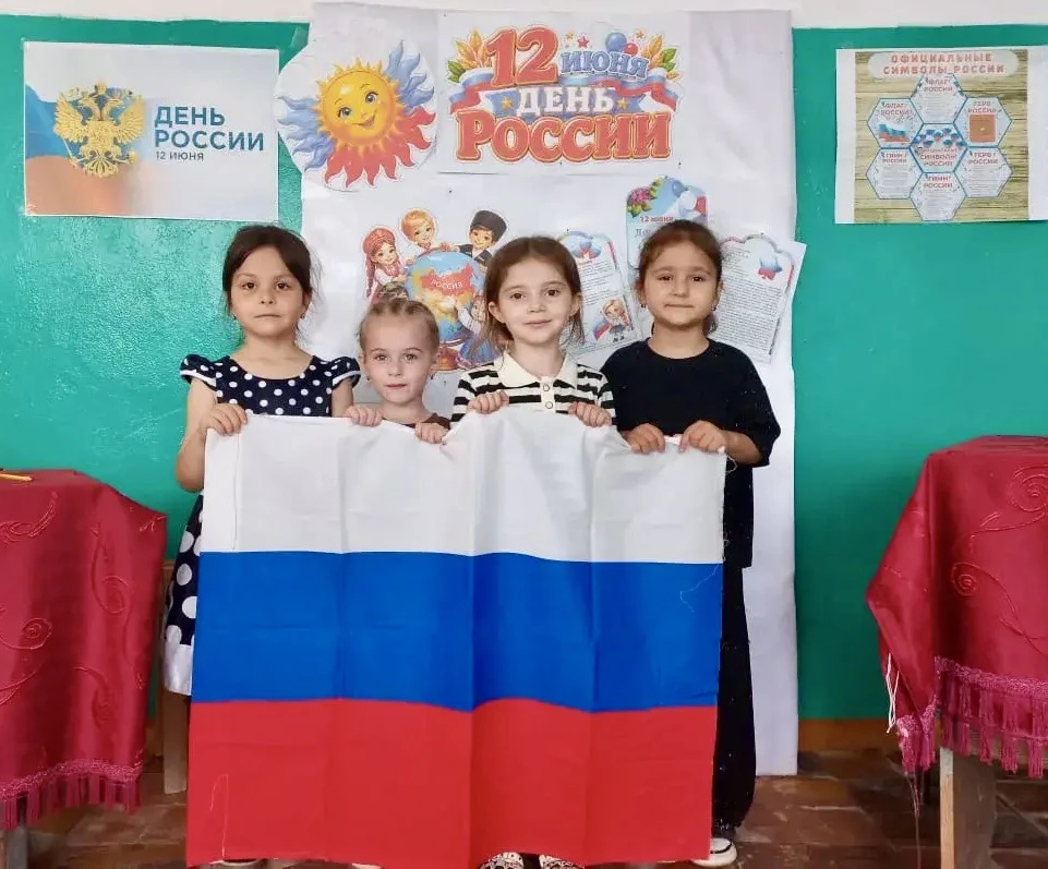 🇷🇺 В библиотеке села А-Невского прошел патриотический час «Россия — моя страна!», посвященный одно