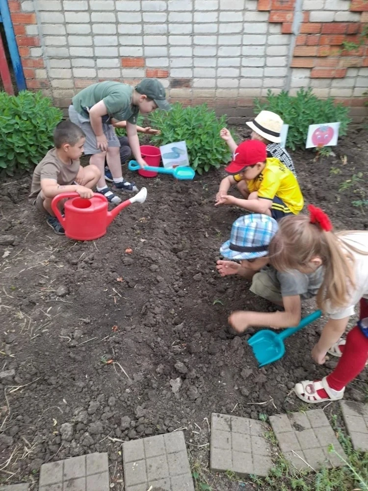 Старшая группа №1 ухаживала за огородом! 🌱👩‍🌾👨‍🌾
На  участке кипит настоящая дачная жизнь! Ребя