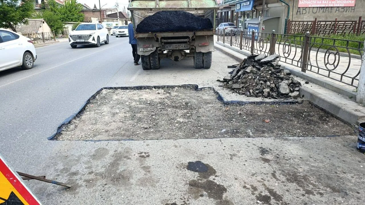 ⚠️ В Хасавюрте продолжаются работы по ямочному ремонту дорог   👷 В Хасавюрте продолжаются работы по 