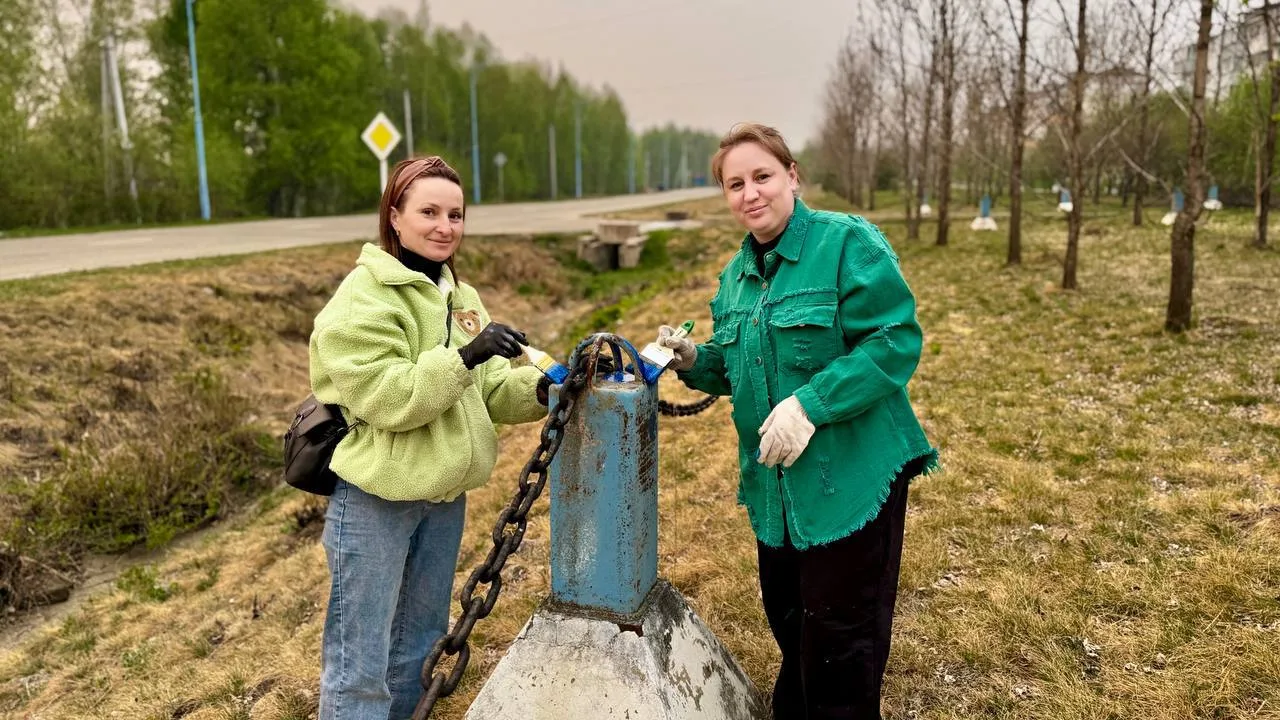 В Талакане красят знаменитые «морские» столбики  Посёлок гидроэнергетиков по всему периметру окружаю