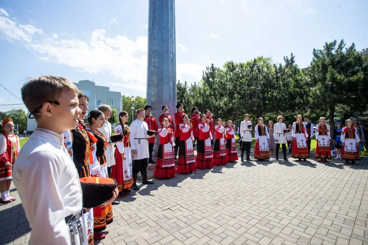 Более 2,3 тысячи мероприятий прошло в День России на Кубани

🤍 В Краснодаре День России начался с п