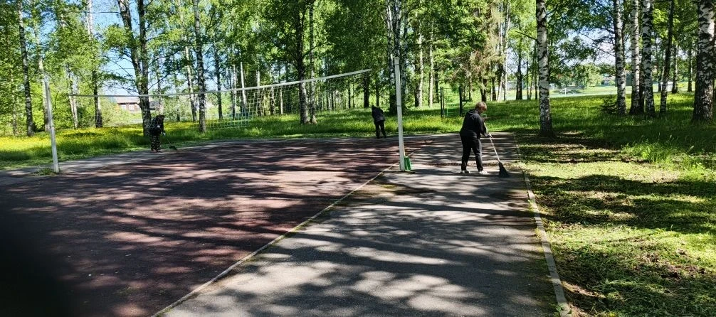 Сегодня в нашем прекрасном Заречном парке сотрудницы администрации вышли на субботник и...