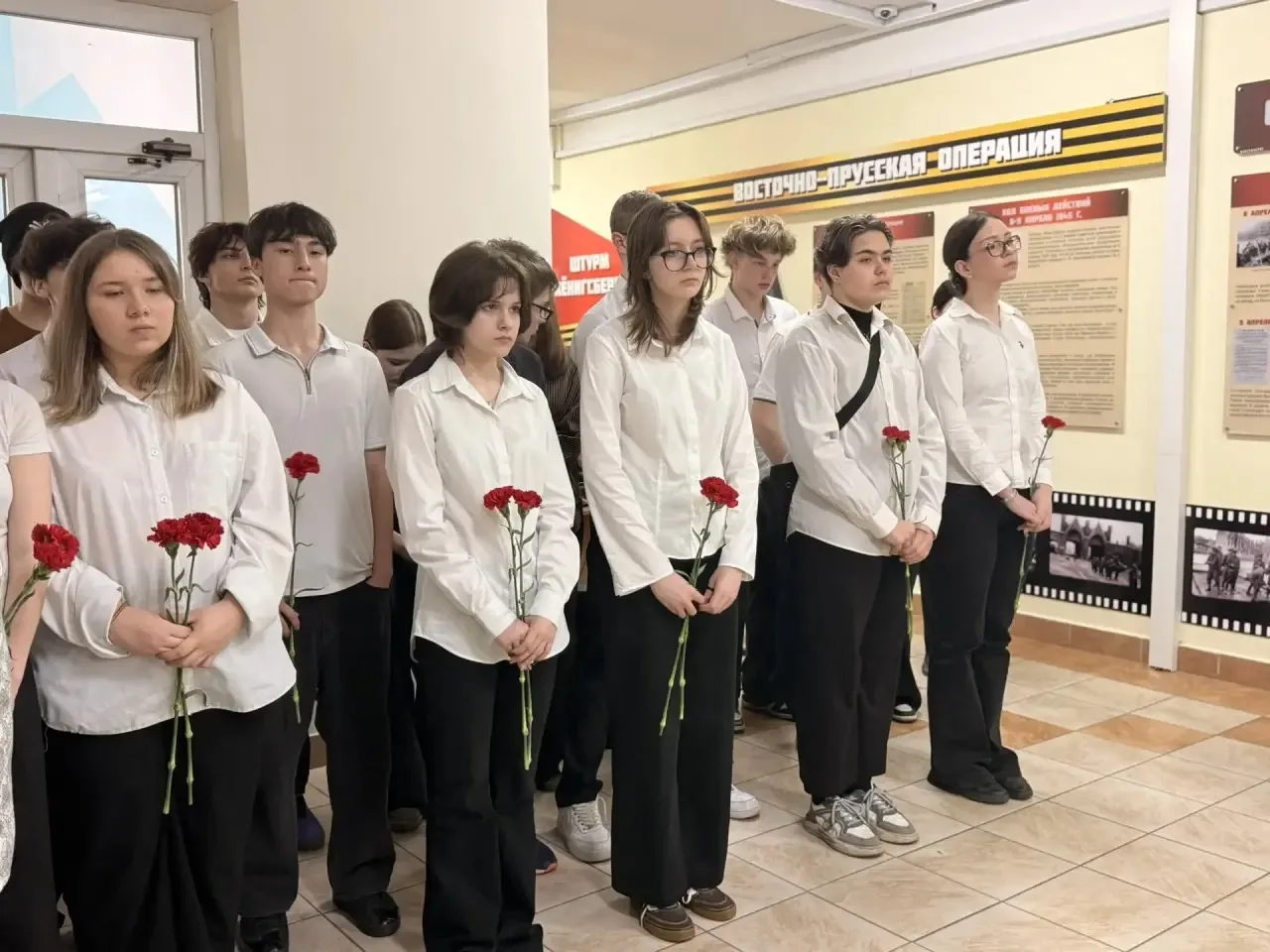 🕯️ Память, которая живёт в сердцах  15 апреля в школе прошёл памятный митинг и открытие мемориальног