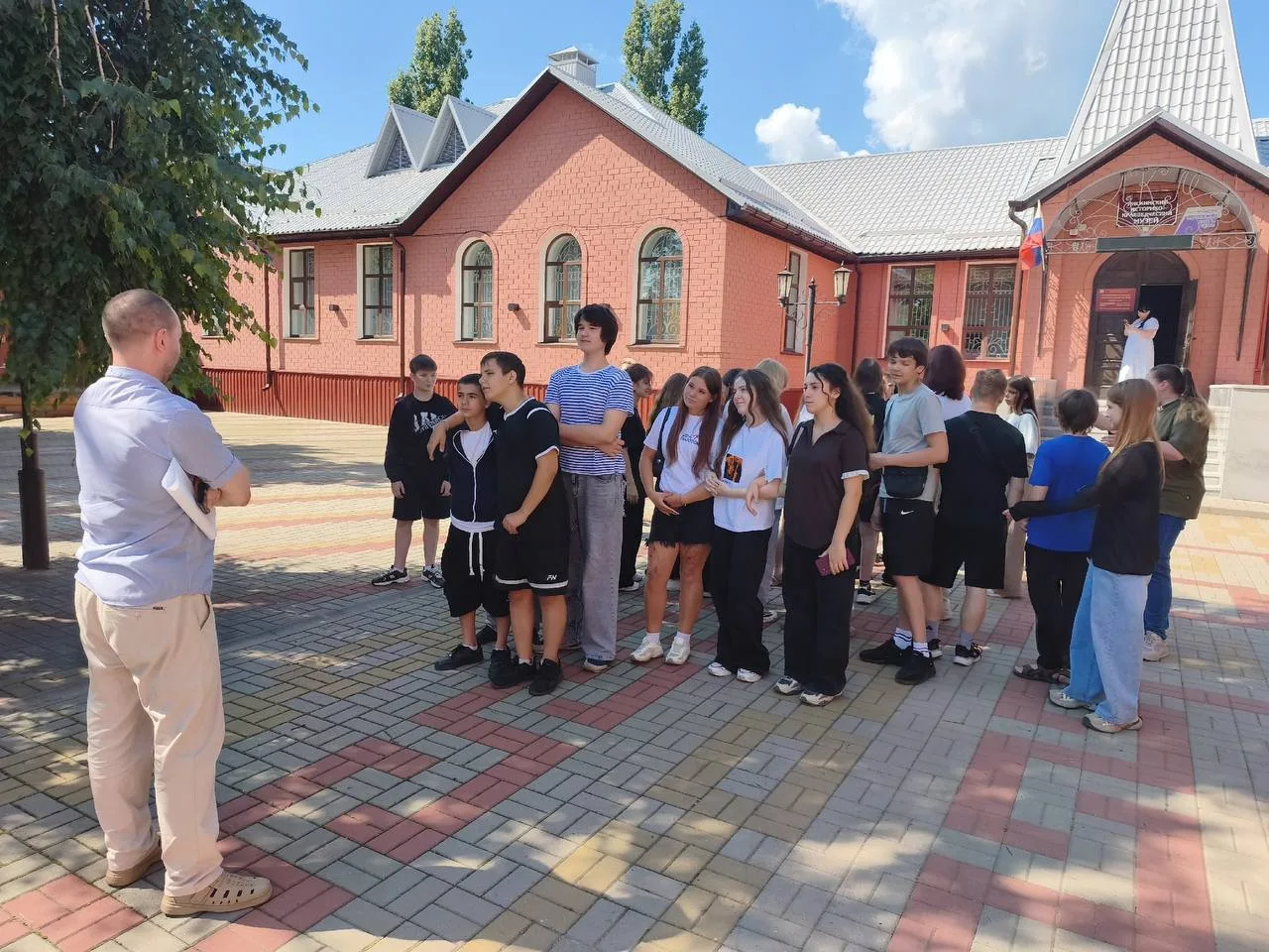🚶 Лискинские школьники отправились на краеведческую экскурсию по городу.