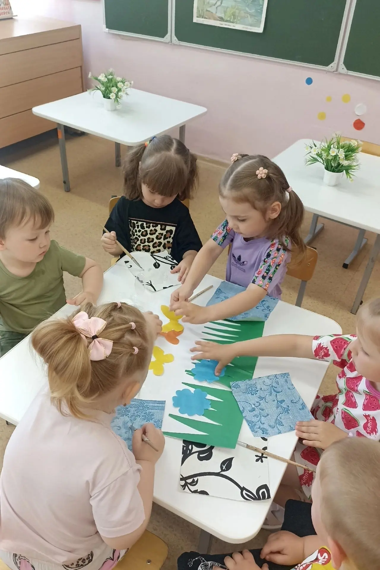 Светит солнце ясное!
Здравствуй, лето красное!☀☀☀ 
Цветочная полянка от малышей 🌸🌸🌸🦋🦋🦋