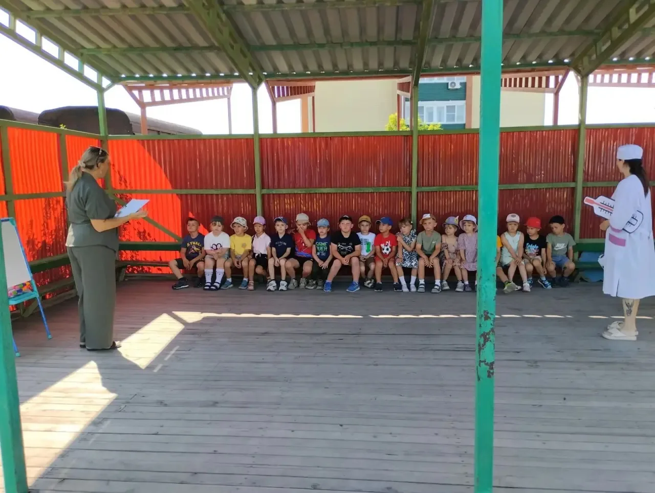 Сотрудник Городской детской библиотеки № 2 Нина Николаевна совместно с воспитателями группы "Сказка"