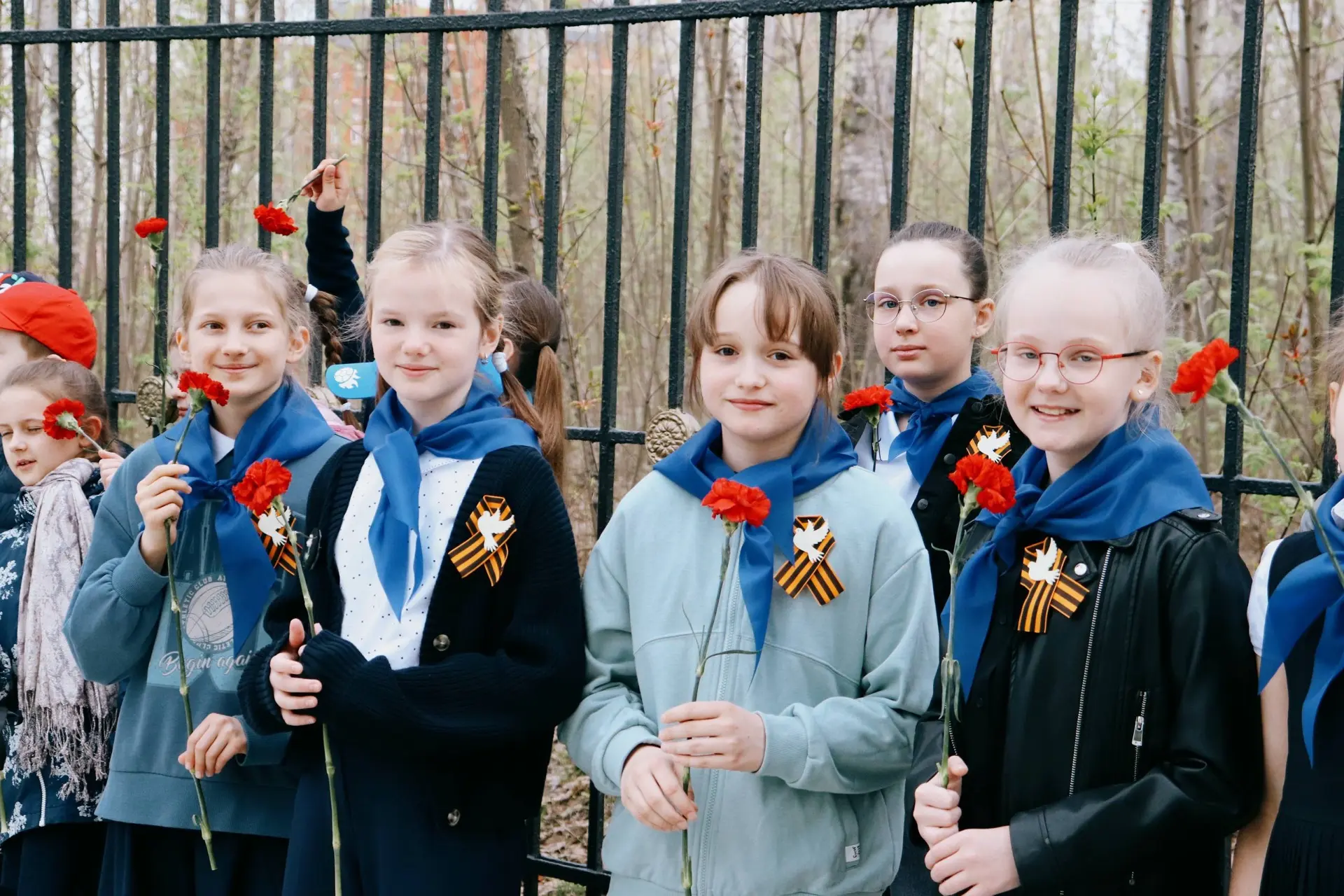 Красные гвоздики 🌹  🎖️В эти майские дни мы вновь обращаемся к памяти. Памяти о тех, кто прошел сквоз