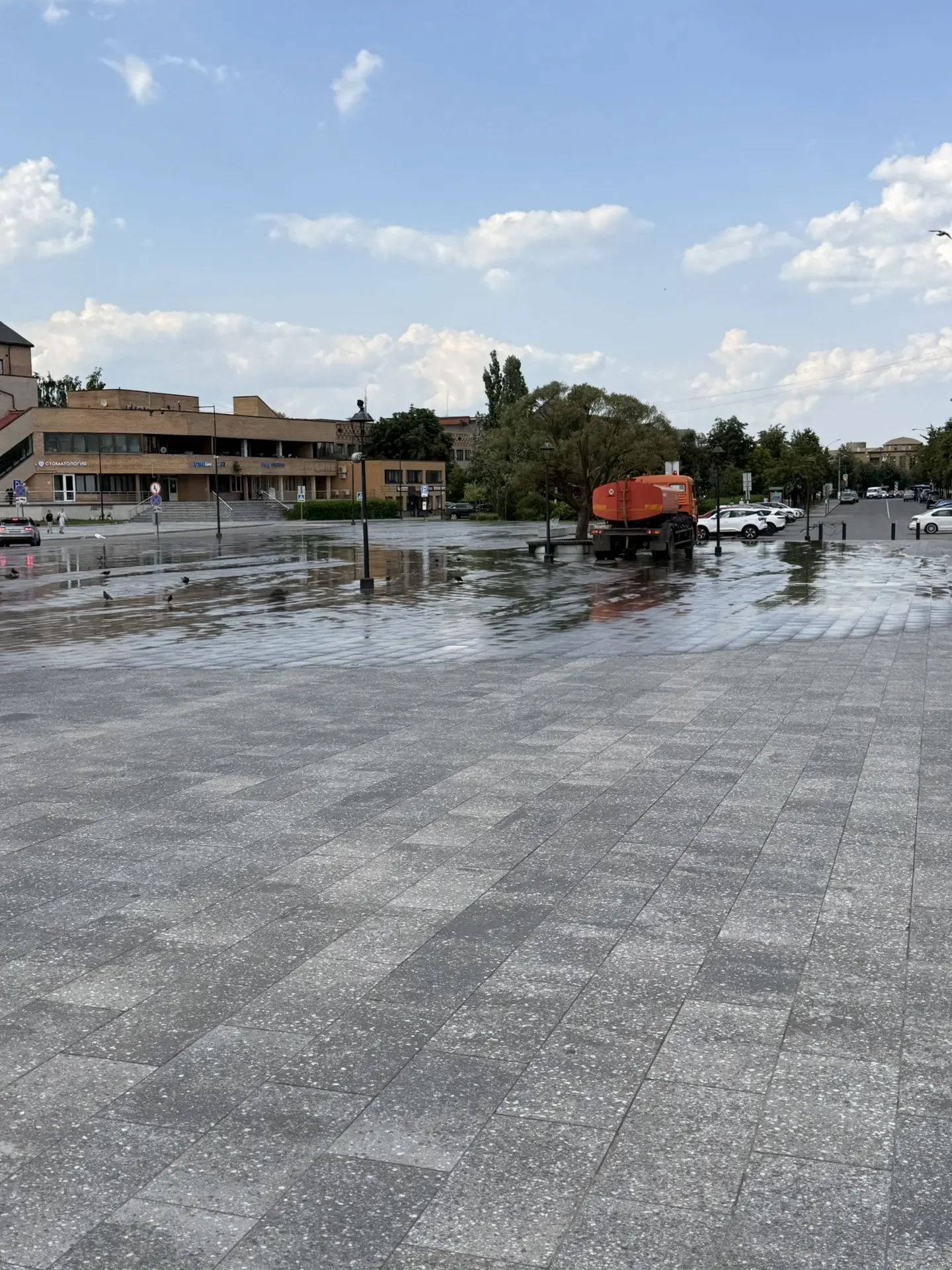 На площади что-то сильно прорвало 🙄

💙Подписаться | Предложить новость