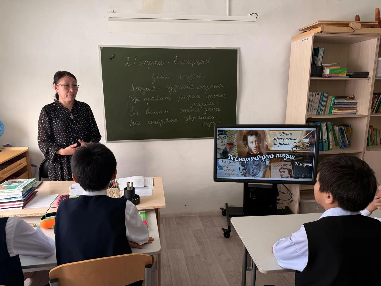 Бүгүн, кулун тутар 21 күнэ – хоһоон тылын кэрэтин, тыыннааҕын, ураты күүһүн аан дойду ү...