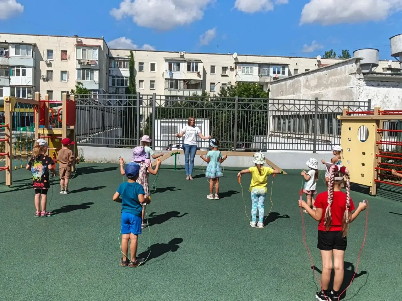 «Здравствуй, понедельник!»

Новая неделя в нашем детском саду началась радостно и бодро! Сегодня утр