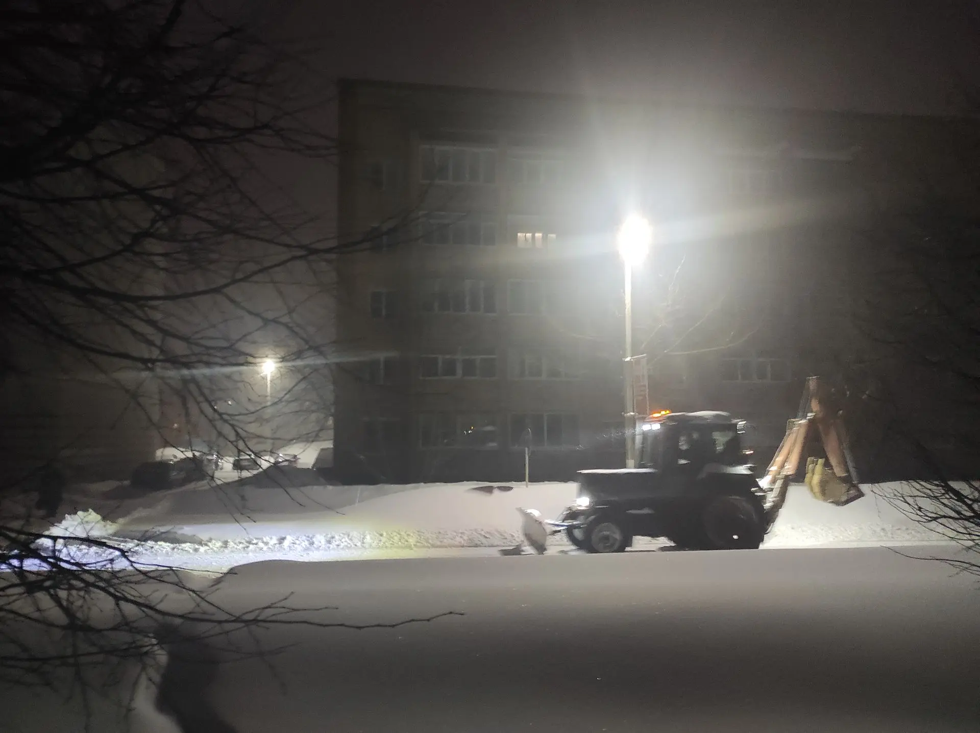 🌨🚜Продолжаем борьбу со стихией. Сильный снегопад и метель по прогнозу продлятся до ве...