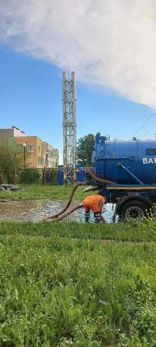 «Комбинат благоустройства» устраняет подтопления на городских улицах и во дворах после дождя

Работн