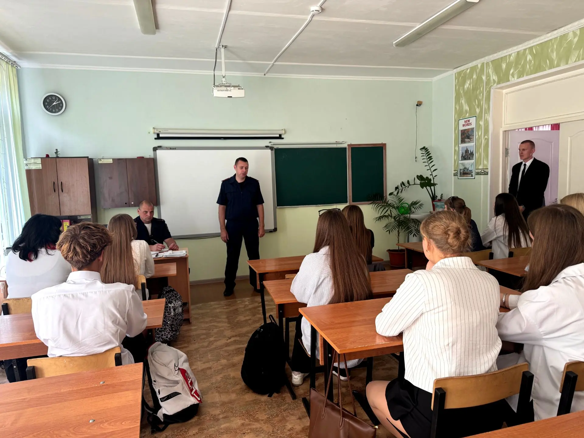В Губкине руководитель следственного отдела провел профилактическую встречу со школьниками